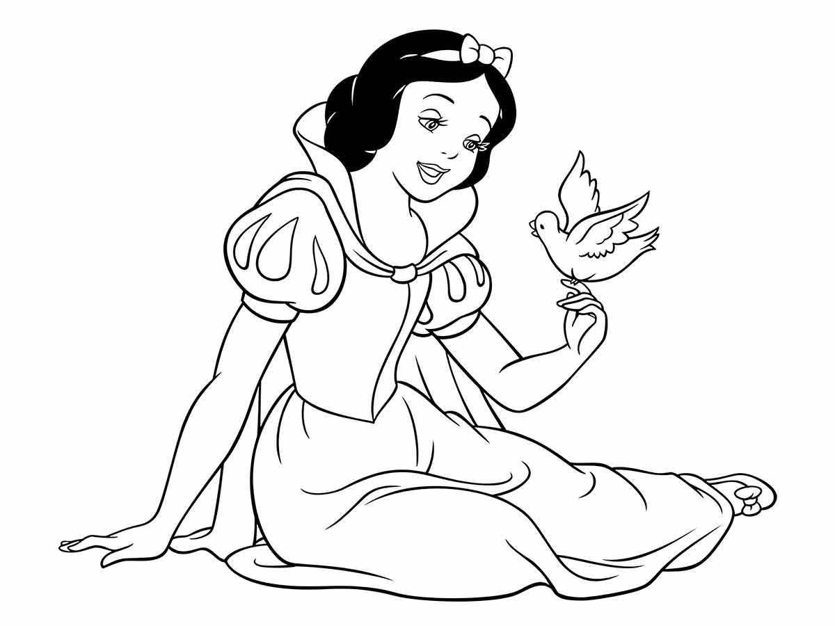 Desenho para colorir da Branca de Neve, uma princesa dos contos de fadas. Ela está sentada no chão com um passarinho na mão e um laço na cabeça. Ela é a protagonista do filme da Disney de 1937, baseado no conto dos irmãos Grimm.