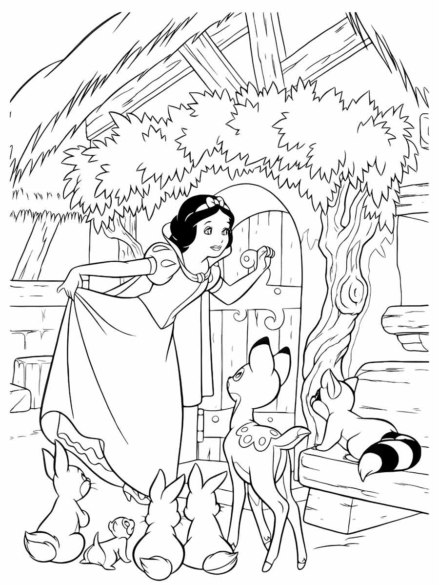 Desenho para colorir da Branca de Neve, Ela está em frente a uma casa com um telhado de palha. Há vários animais ao redor dos seus pés, incluindo um cervo, um coelho e um guaxinim. O fundo é composto por árvores e arbustos.