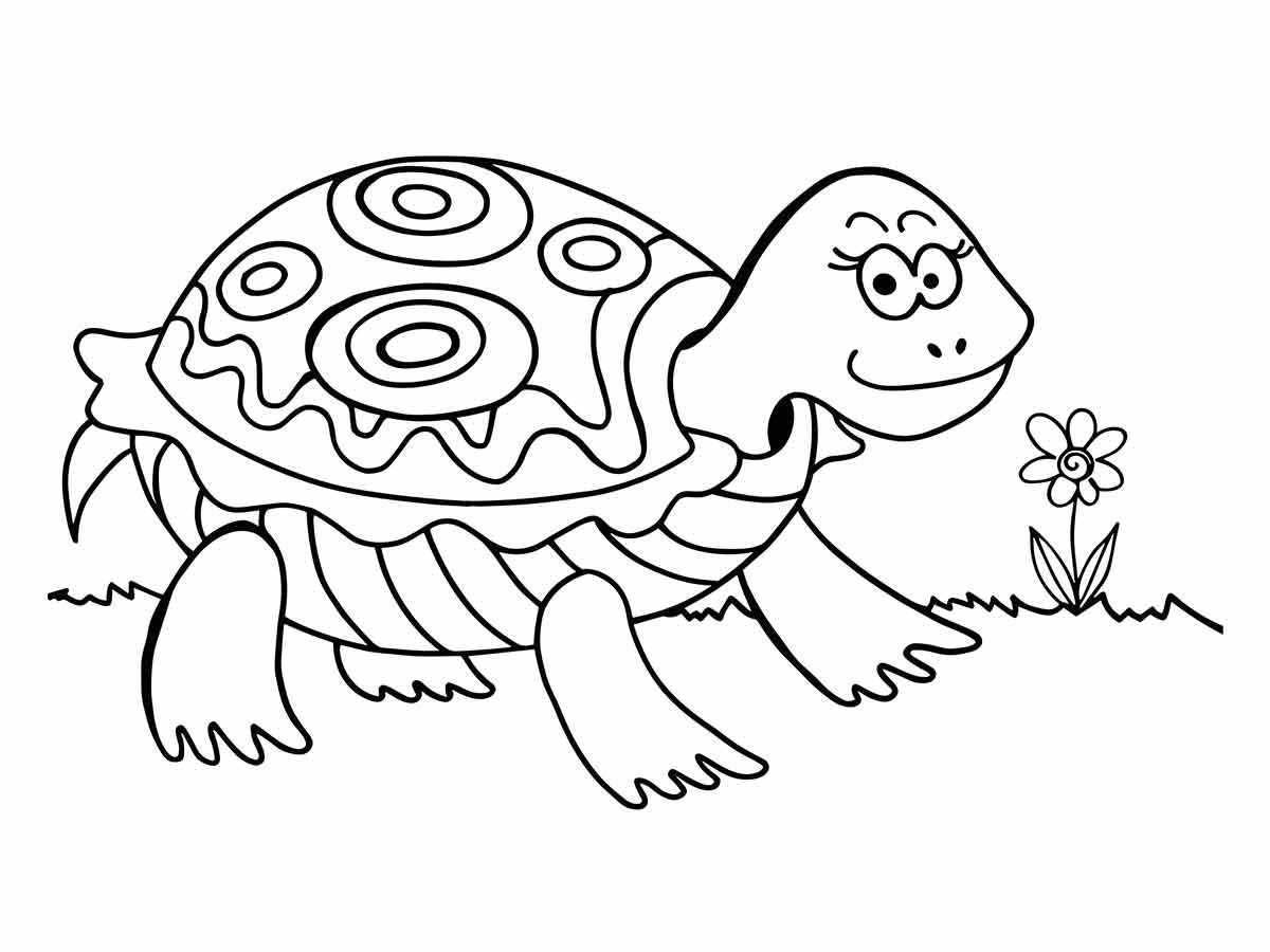 Desenho para colorir de uma tartaruga sorridente com uma grande carapaça e vários círculos nela. A tartaruga está caminhando na grama, ao lado de uma pequena flor.