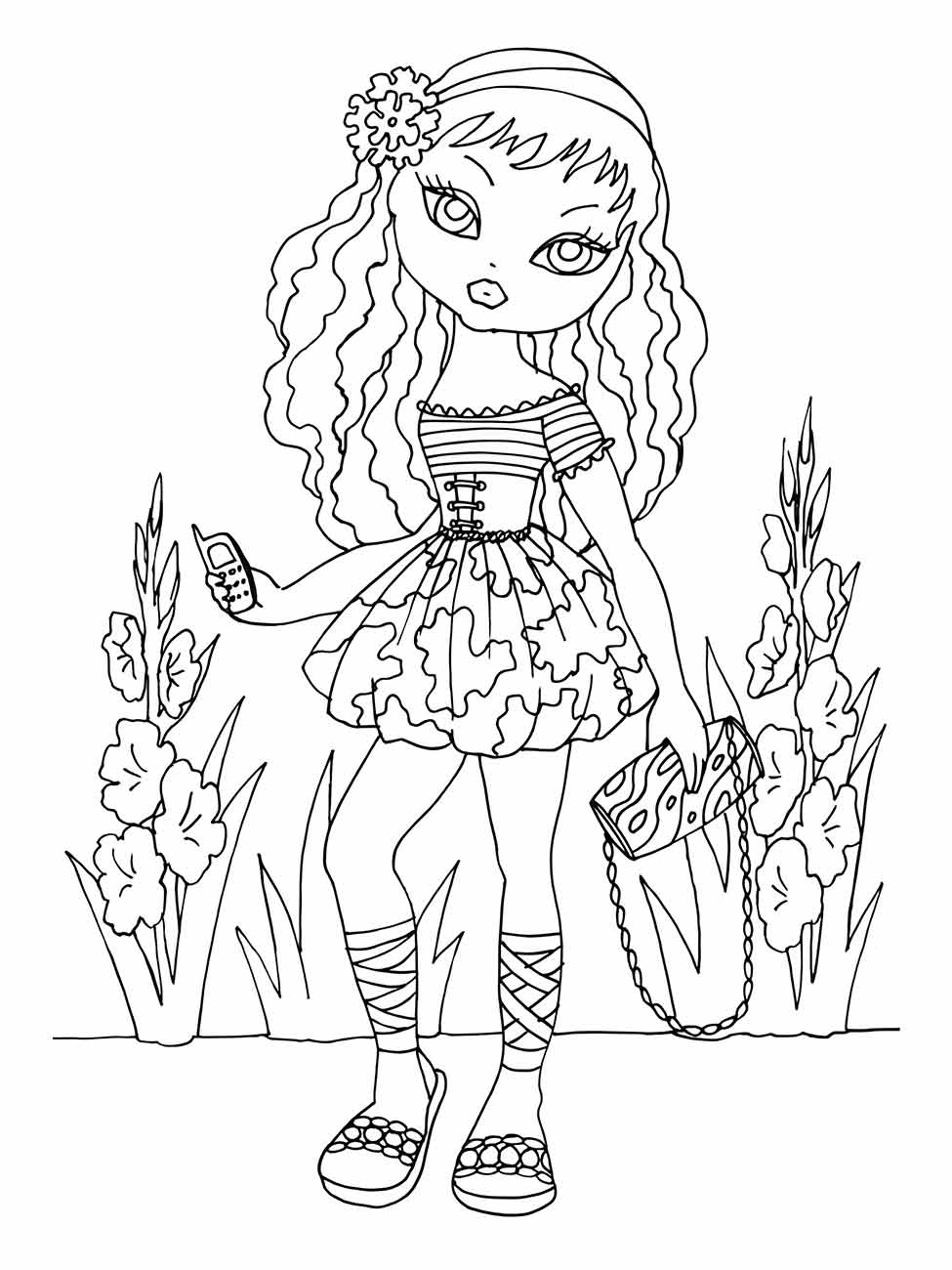 Desenho para colorir de uma boneca adolescente estilosa com cabelos ondulados, vestido curto e bolsa a tiracolo, ao lado de flores.