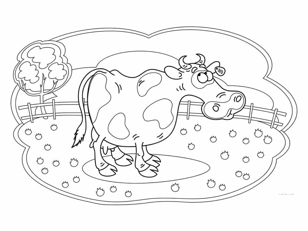 Desenho para colorir de uma vaca em um cenário de fazenda com cerca e árvores.