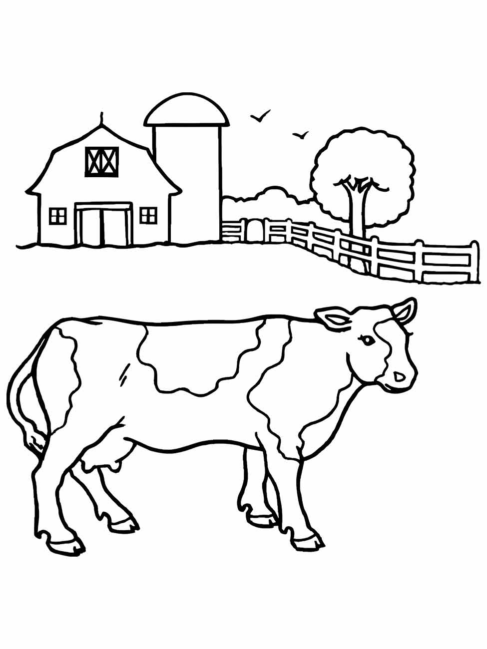 Desenho de uma vaca para colorir com um cenário de fazenda ao fundo.