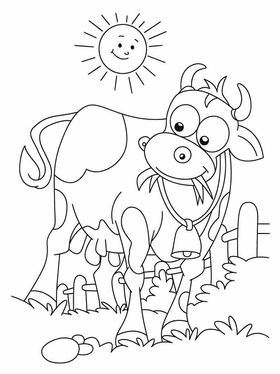 Desenho para colorir de uma vaca sorridente com um sino, sob o sol e cerca de madeira.