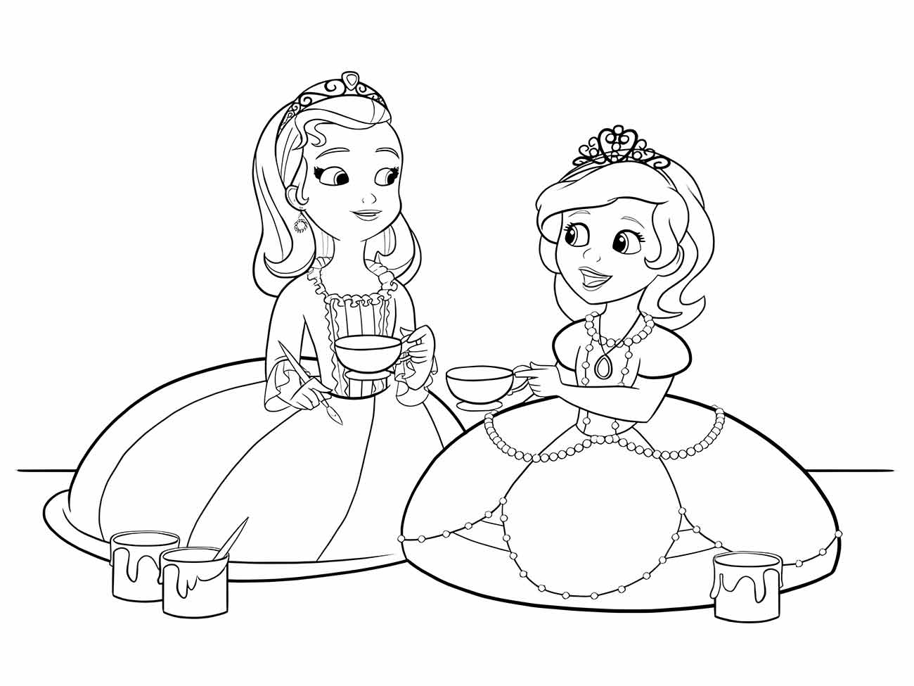 Desenho para desenhar de duas princesas sentadas tomando chá com xícaras e pires.